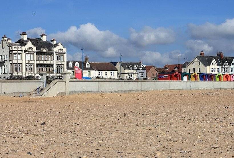 בית מלון כפרי The Marine