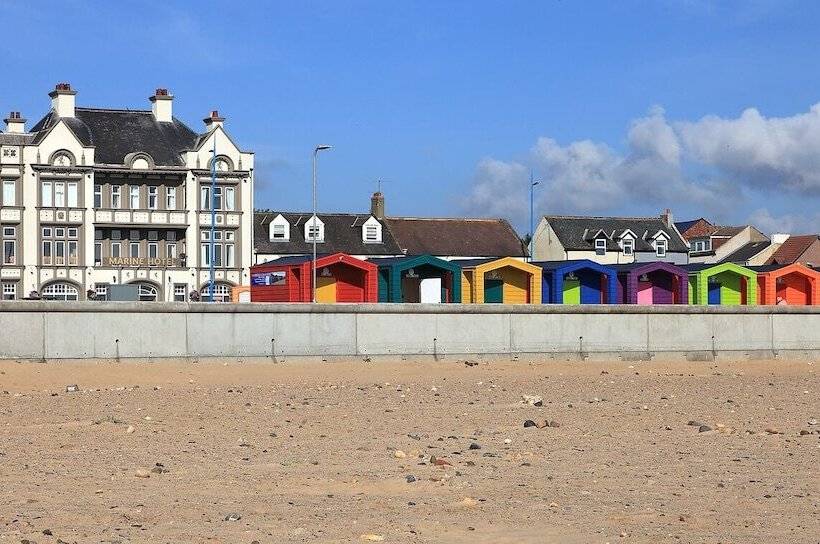 בית מלון כפרי The Marine