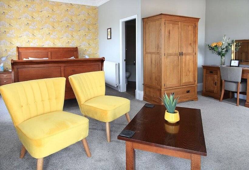 בית מלון כפרי The Marine