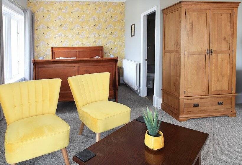 בית מלון כפרי The Marine