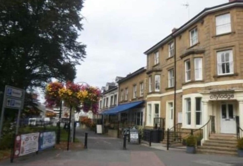 בית מלון כפרי The Terrace Lodge