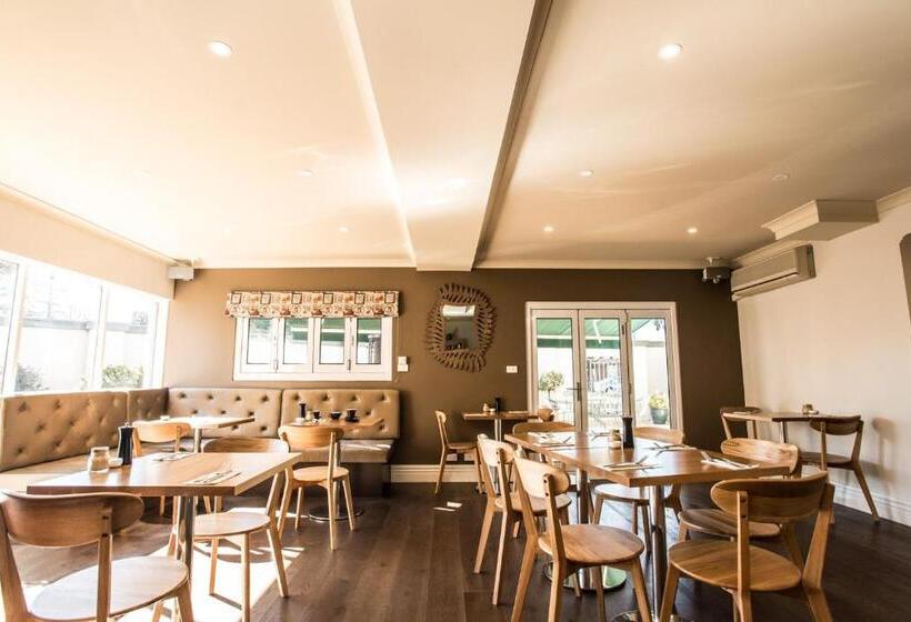 Отель The Waverley International