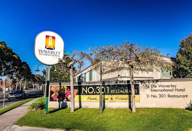 호텔 The Waverley International