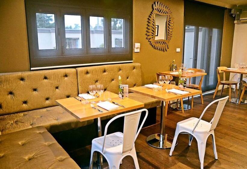 Отель The Waverley International