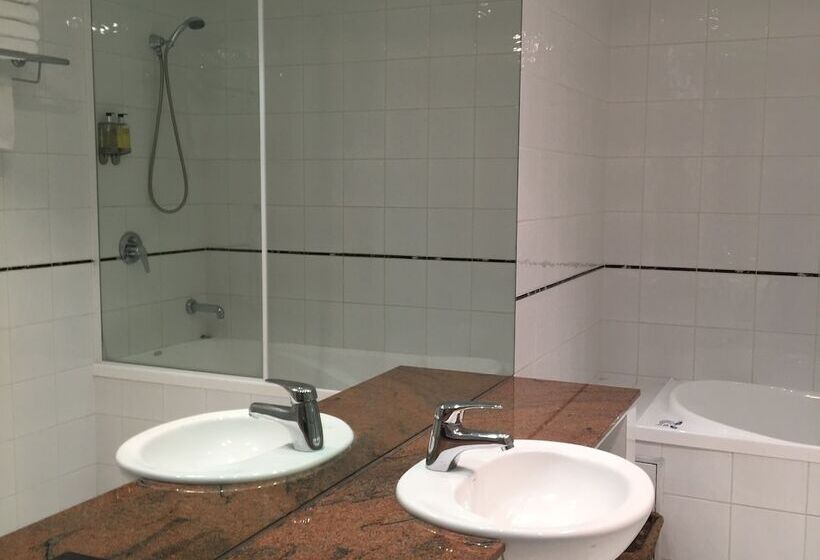 호텔 The Waverley International