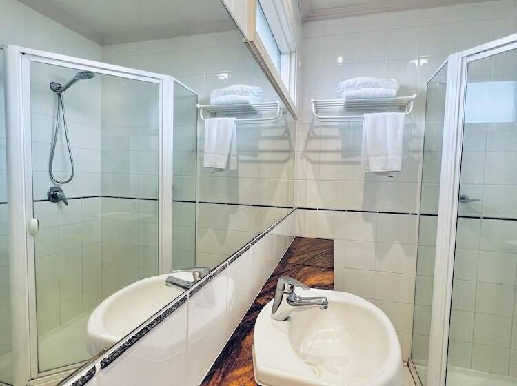 Отель The Waverley International