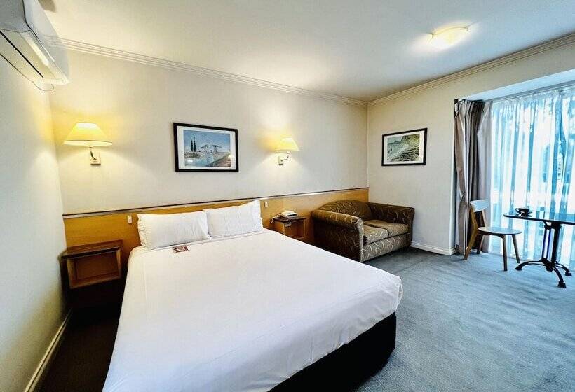 Отель The Waverley International