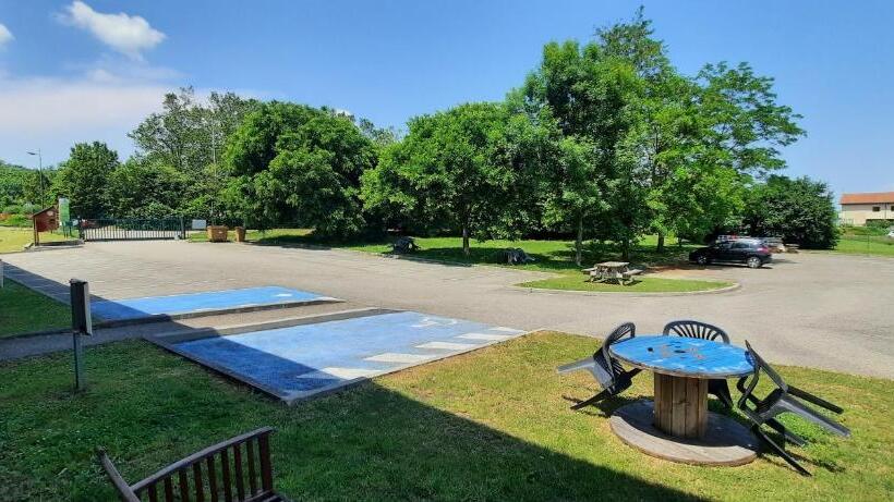 Отель Hôtel Lémand Lyon Est Villefontaine