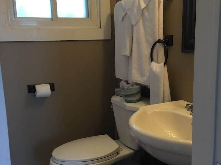 Royalty Maples Cottages And Motel