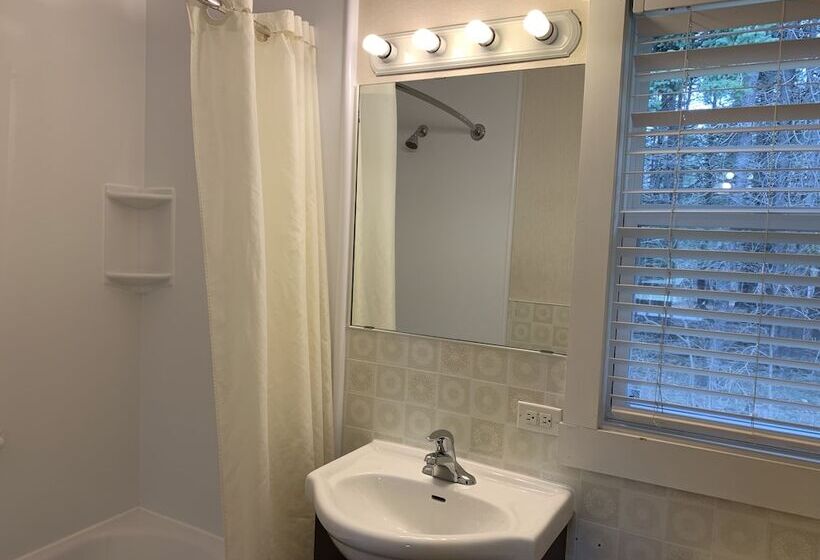 The Lionstone Inn Motel And Cottages