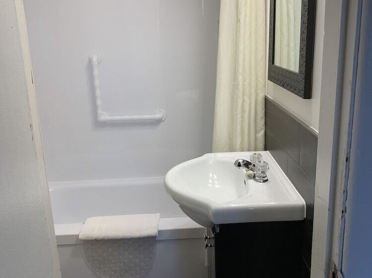 The Lionstone Inn Motel And Cottages