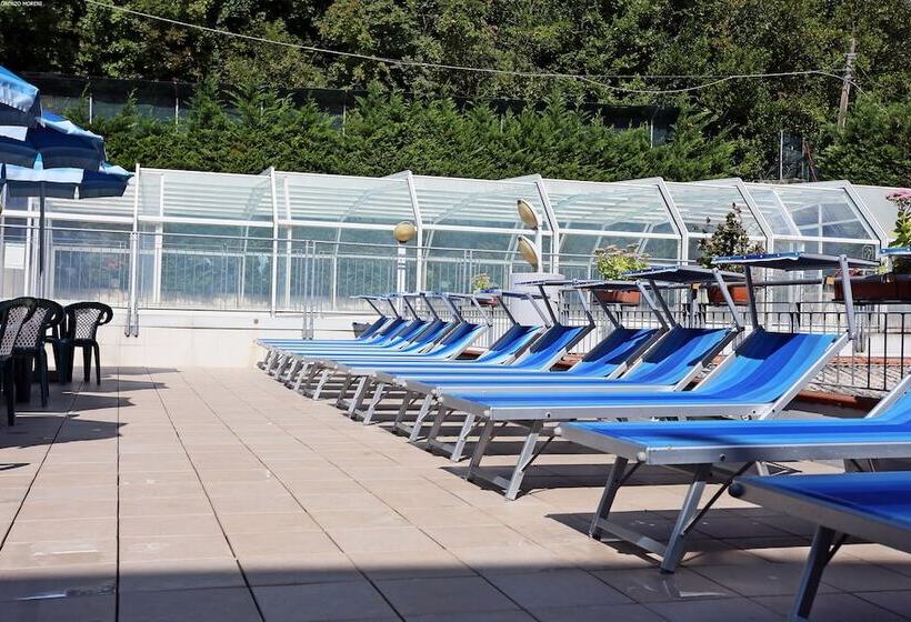 בית מלון כפרי Astoria