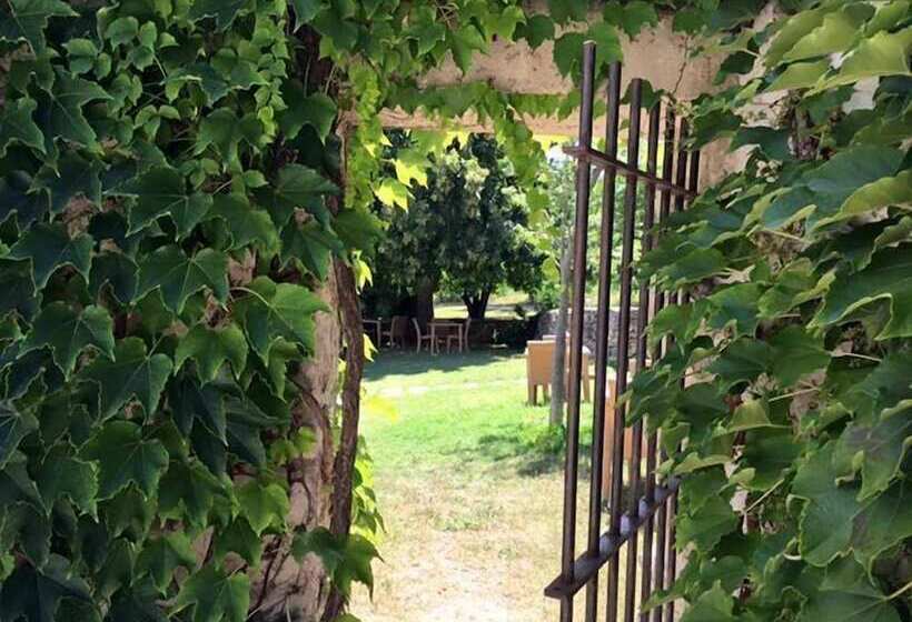 בית מלון כפרי Charembeau