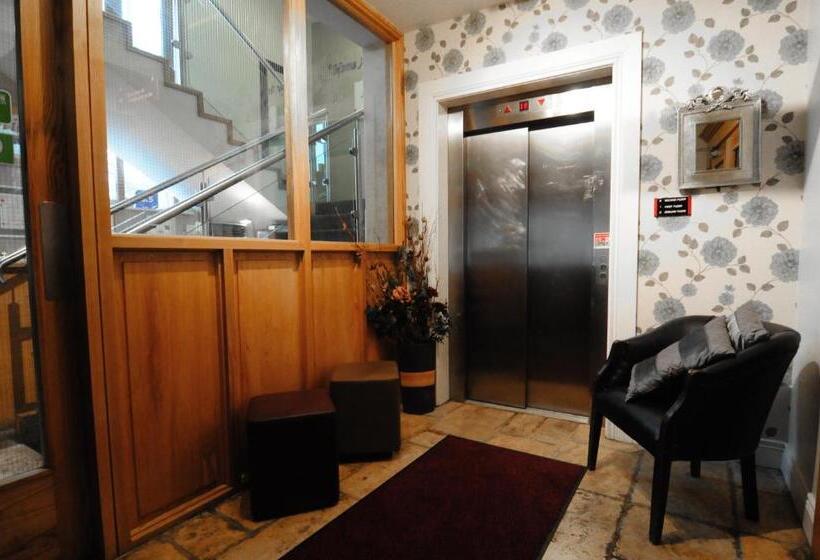 فندق The Coach House