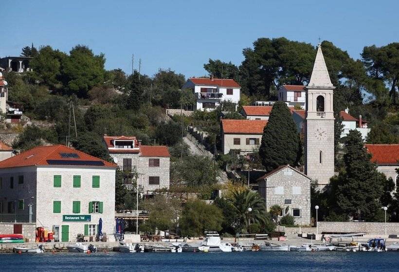 בית מלון כפרי Maestral