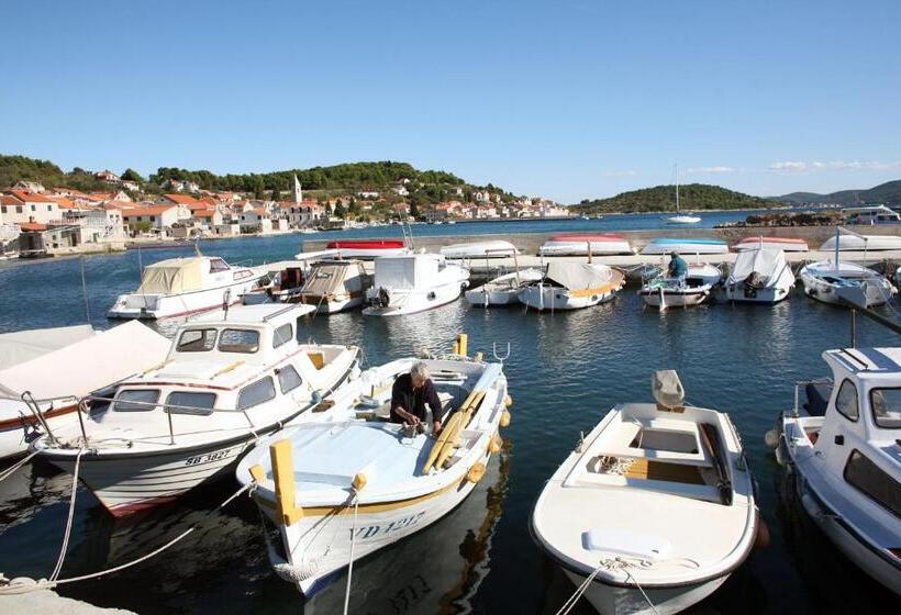 בית מלון כפרי Maestral