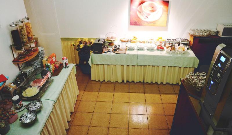 Отель Modena Old Town