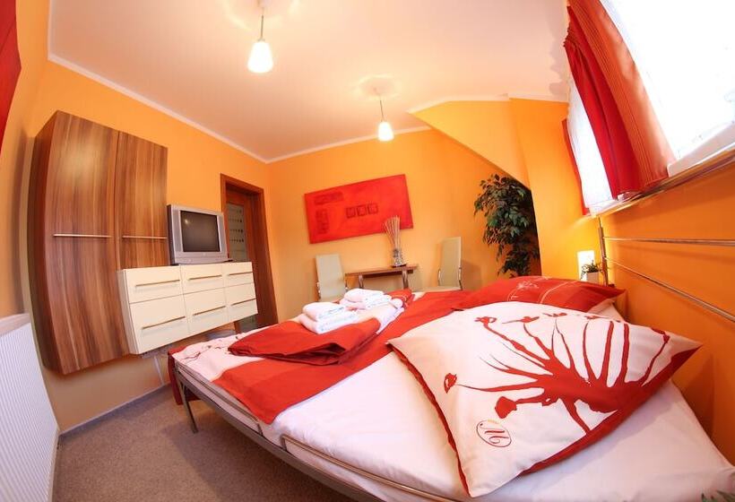 펜션 Mahleruv Penzion Na Hradbach