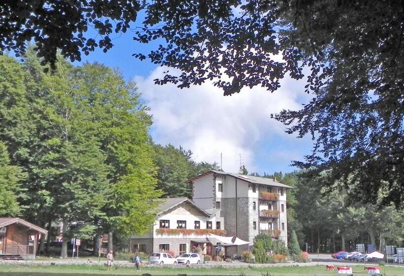 Отель Albergo Le Macinaie Monte Amiata