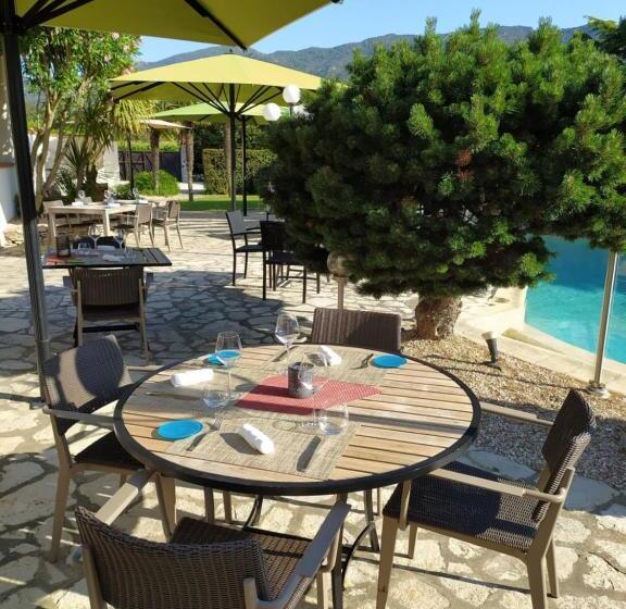 Отель Auberge Du Roua