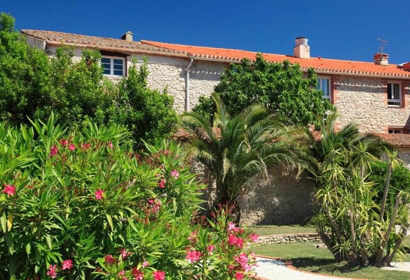 Отель Auberge Du Roua