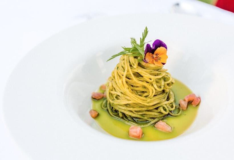 Отель Castel Rundegg