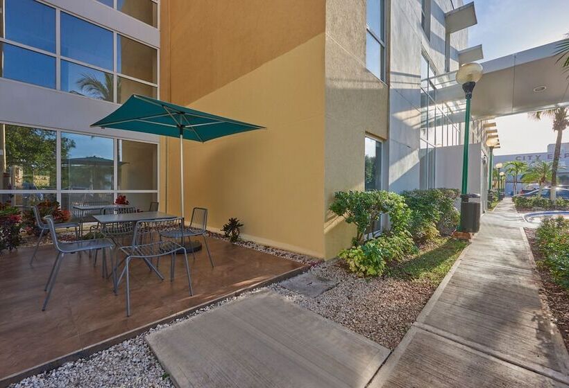 בית מלון כפרי City Express By Marriott Playa Del Carmen