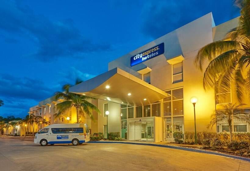 בית מלון כפרי City Express By Marriott Playa Del Carmen