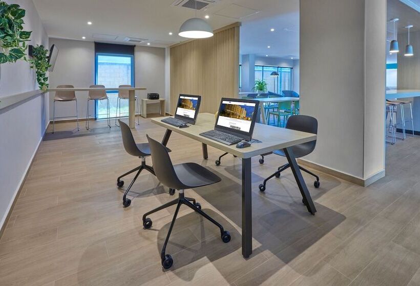 בית מלון כפרי City Express By Marriott Playa Del Carmen