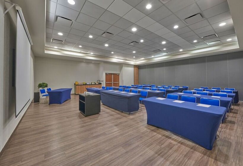 בית מלון כפרי City Express By Marriott Playa Del Carmen