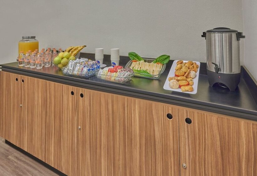 בית מלון כפרי City Express By Marriott Playa Del Carmen