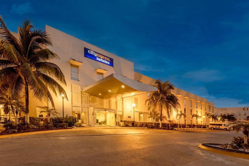 בית מלון כפרי City Express By Marriott Playa Del Carmen
