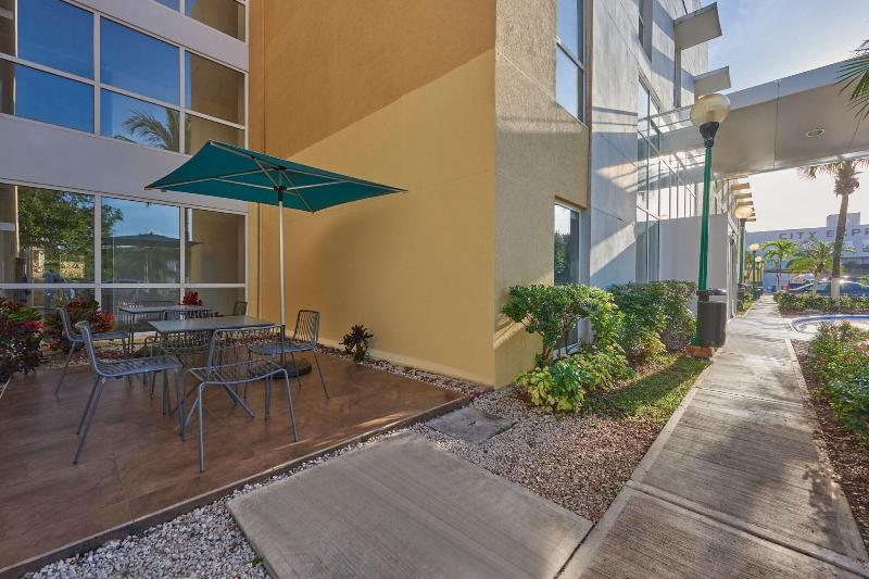 בית מלון כפרי City Express By Marriott Playa Del Carmen