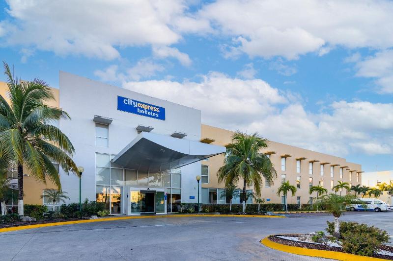 בית מלון כפרי City Express By Marriott Playa Del Carmen