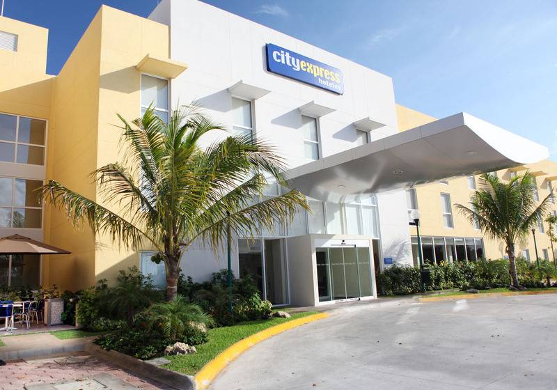 בית מלון כפרי City Express By Marriott Playa Del Carmen