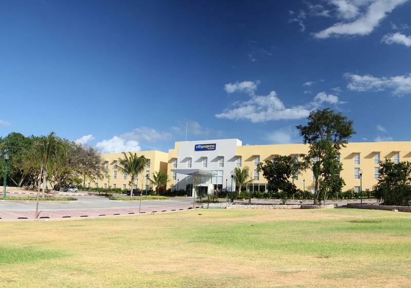 בית מלון כפרי City Express By Marriott Playa Del Carmen