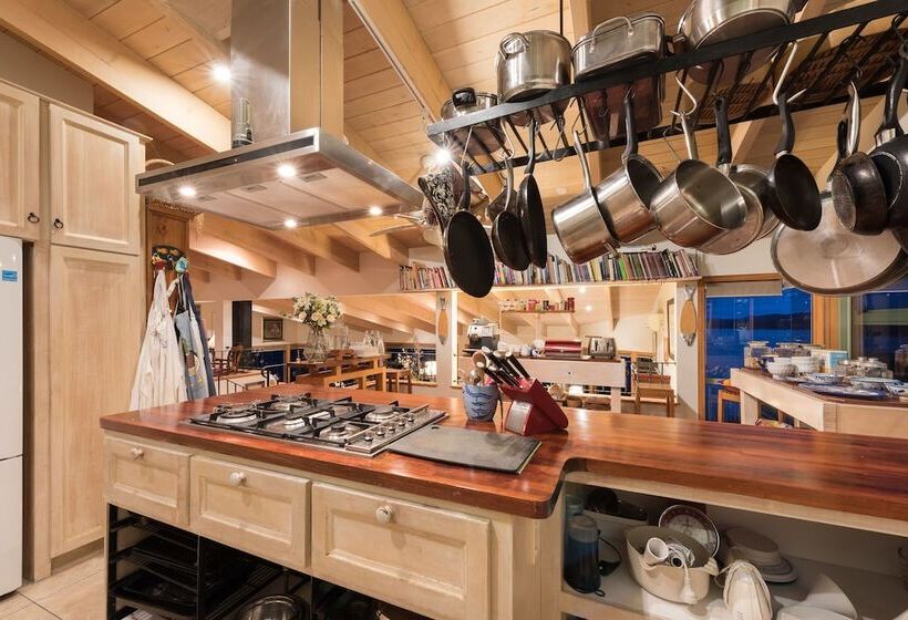 هتل Cliff Edge By The Sea