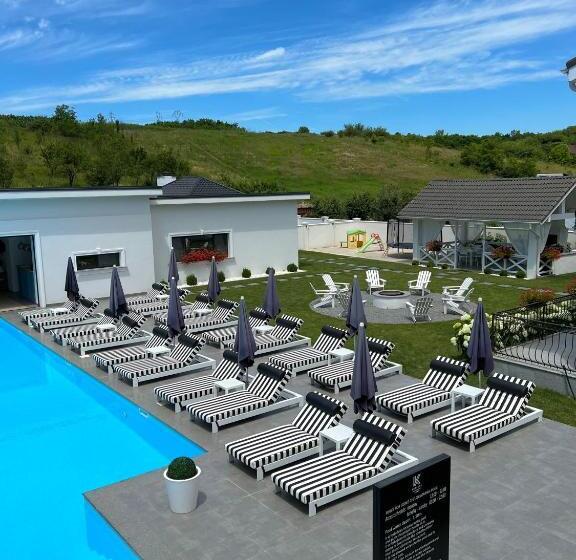 בית מלון כפרי Krystal Boutique Mansion