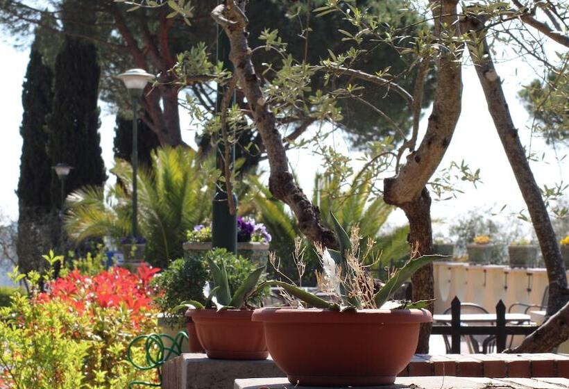 ホテル La Loggia   Villa Gloria  Adults Only