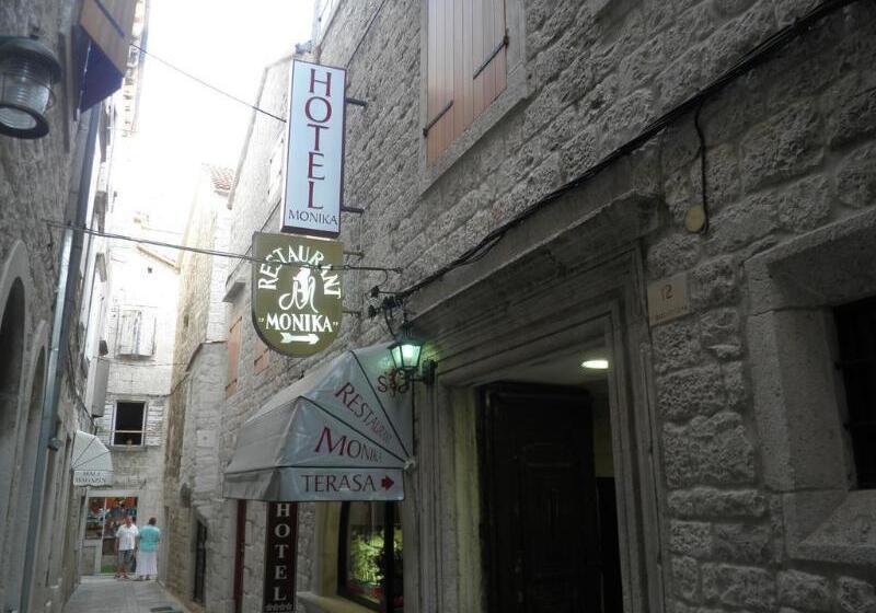 Hotel Monika