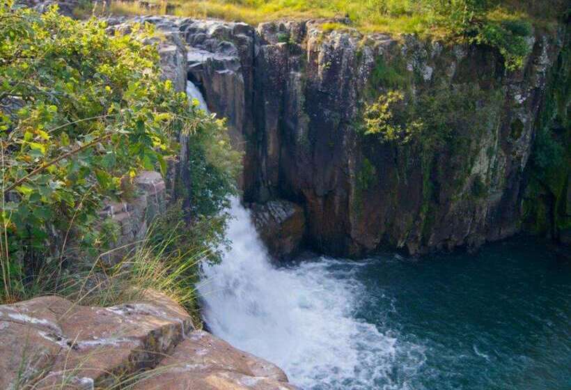 בית מלון כפרי Premier Resort Sani Pass
