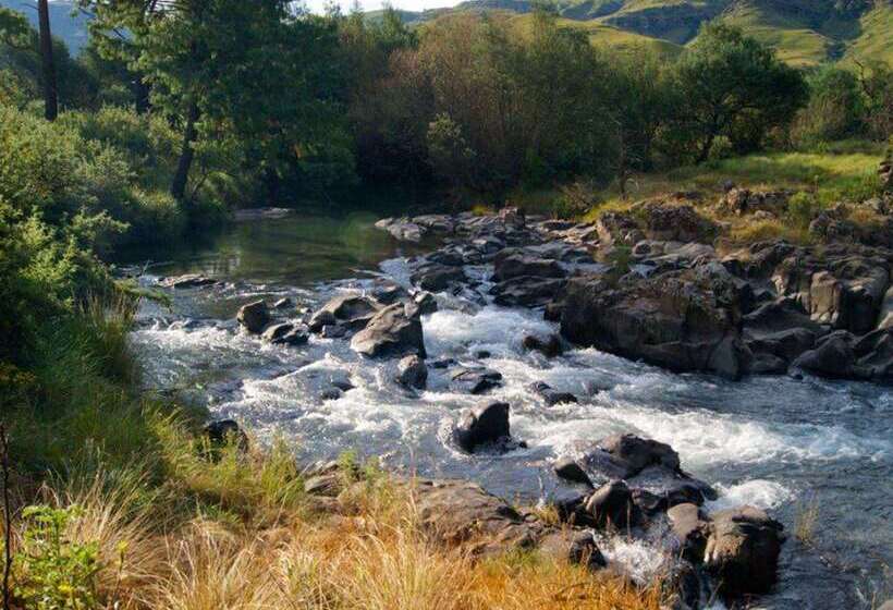 בית מלון כפרי Premier Resort Sani Pass