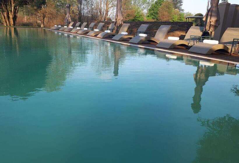 בית מלון כפרי Premier Resort Sani Pass