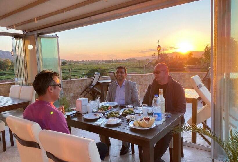 Rebetika Hotel & Bistro