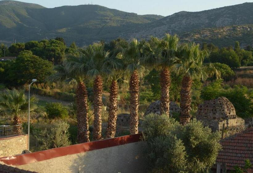 Rebetika Hotel & Bistro