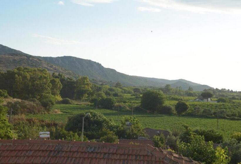 Rebetika Hotel & Bistro