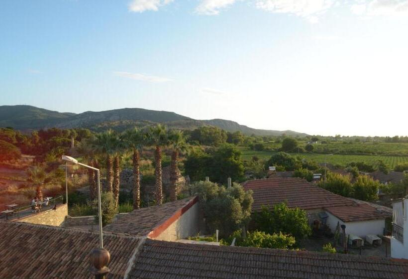 Rebetika Hotel & Bistro