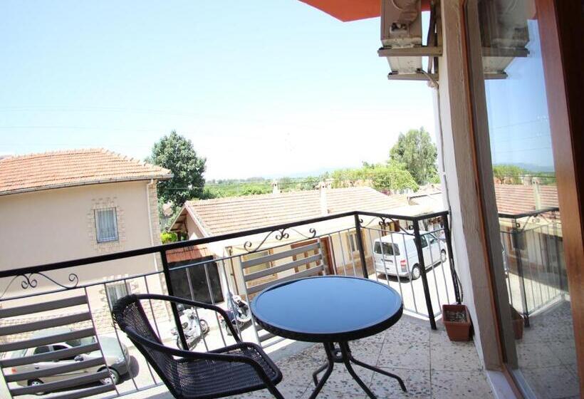 Rebetika Hotel & Bistro