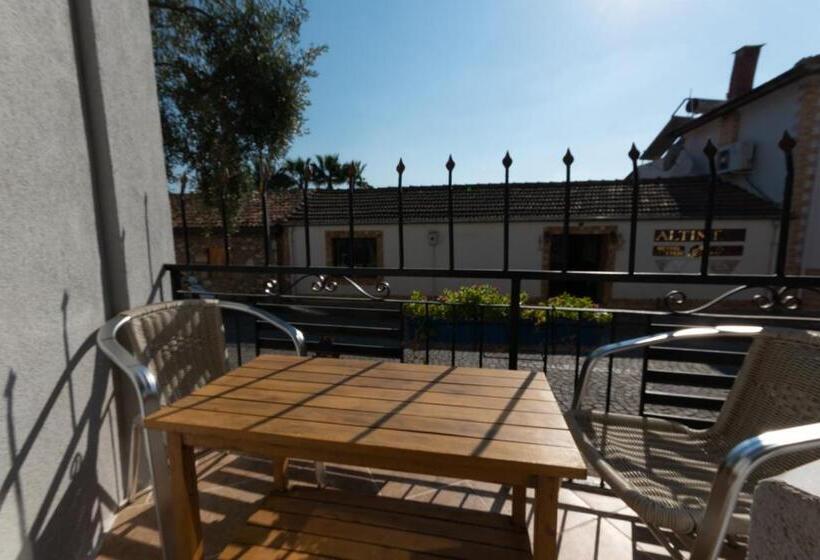 Rebetika Hotel & Bistro