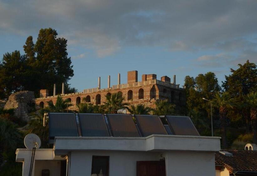 Rebetika Hotel & Bistro